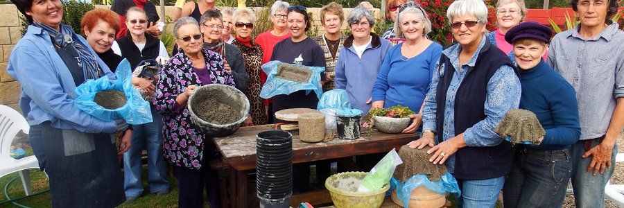  â€˜n Vrolike groep dames wat die tweede kursus te Groeneweide Kwekery bygewoon het, met hulle potte wat hulle self vervaardig het